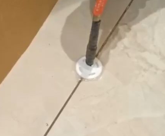维西瓷砖空鼓维修公司专业解答瓷砖在铺贴过程中，如果没有涂抹均匀到位的粘结材料（如水泥砂浆或瓷砖胶），可能会导致以下问题