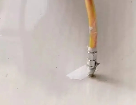 维西瓷砖空鼓维修公司专业解答在瓷砖铺贴过程中，如果使用的砂料过粗（如全部使用了粗砂），可能会导致以下问题
