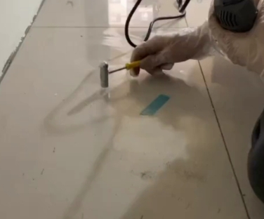 维西瓷砖开裂维修公司专业分享瓷砖在铺贴前如果没有沥干水分，将会导致以下问题